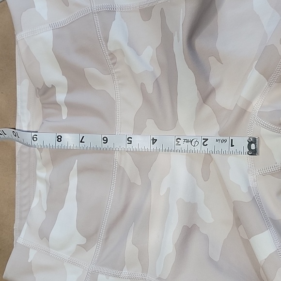 Athleta Size XS Cream/Ivory/Beige Camo Leggings, Zipper Pockets, EUC - Picture 10 of 16